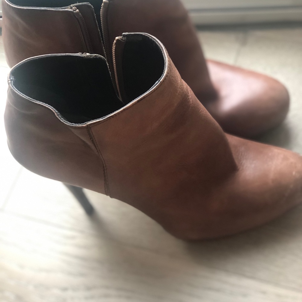 Stuart weitzman brown leather heeled booties
